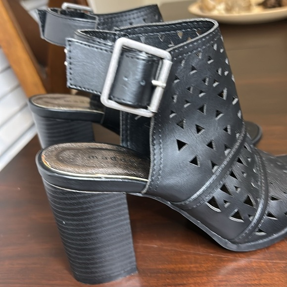 Madden Girl Open Toe Chunky Block Heel Intricate Cut-Out Design Size 6 - Picture 3 of 14